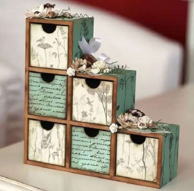 62. Ideias para o dia das m&atilde;es: decoupage em MDF com estampas em tons de branco e verde. Fonte: Sparkle Tart