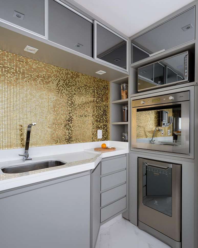 56. Pastilha de vidro pra cozinha na cor dourada – Foto Monise Rosa Arquitetura