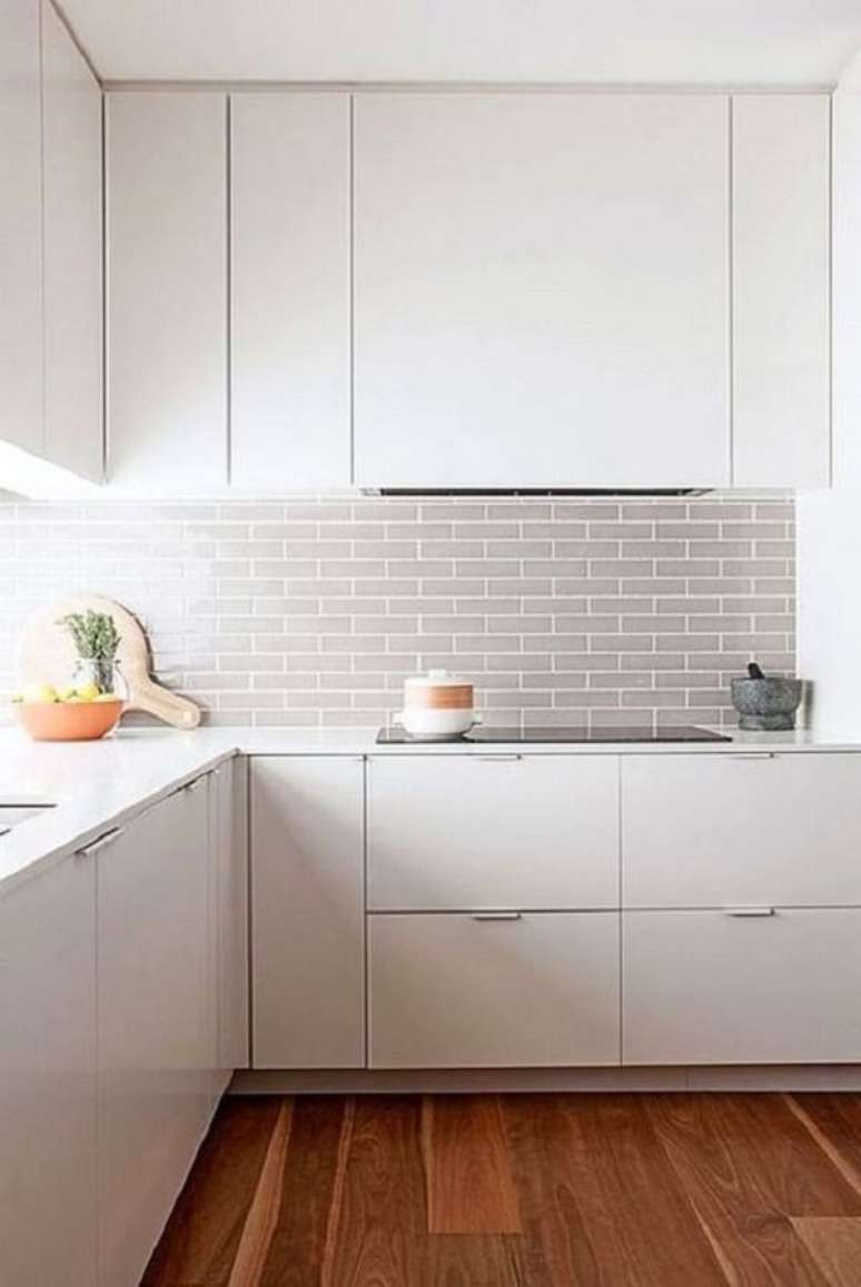 46. Cozinha cinza com adesivo branco – Foto Mary Jane