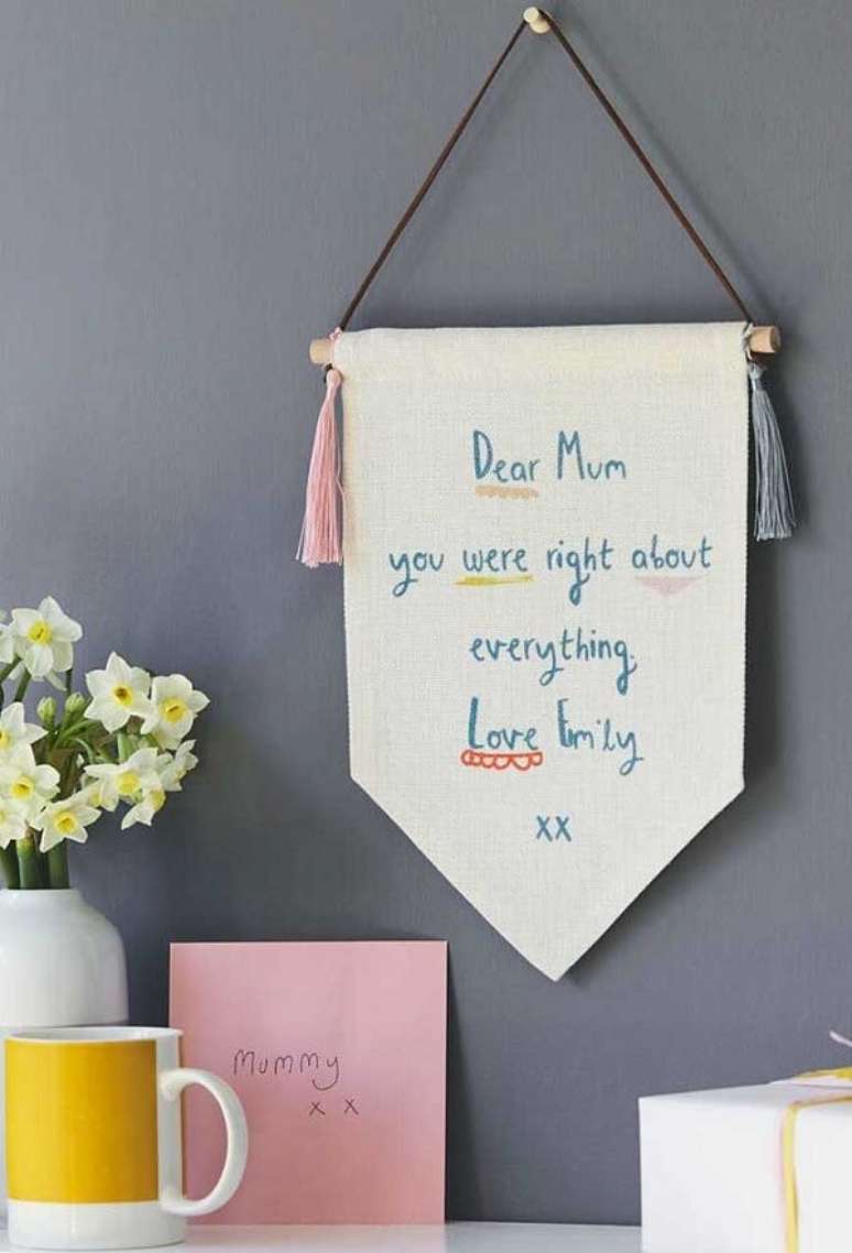 70. Ideia de artesanato para o dia das m&atilde;es: com declara&ccedil;&atilde;o de amor. Fonte: Decor F&aacute;cil