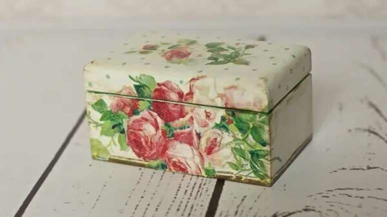 63. Ideias para o dia das m&atilde;es: decoupage em madeira aplicado em um caixa de MDF. Fonte: Viver de Artesanato