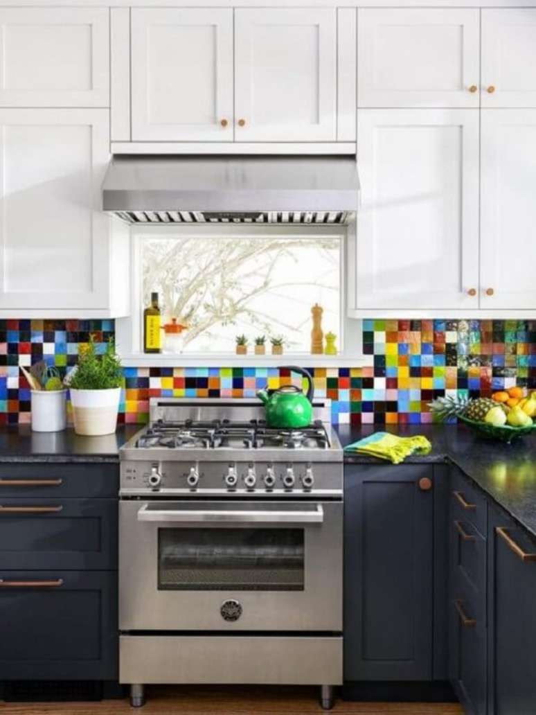 3. Adesivo para cozinha colorido com armários pretos – Foto HGTV