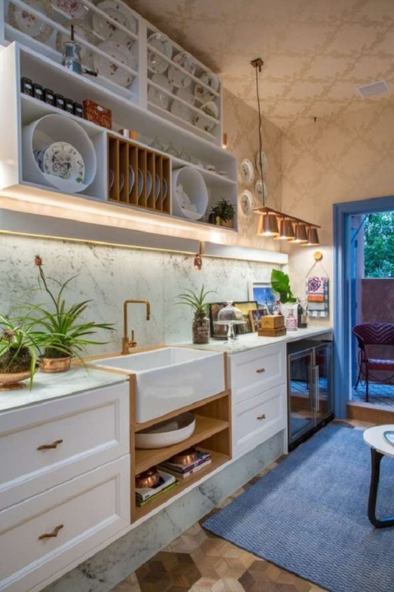 2. Adesivo para cozinha marmorizado e decoração moderna – Foto Casa Claudia