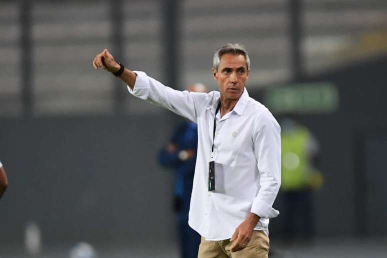 O técnico Paulo Sousa durante a partida em Lima, contra o Sporting Cristal (Foto: Staff images /CONMEBOL)