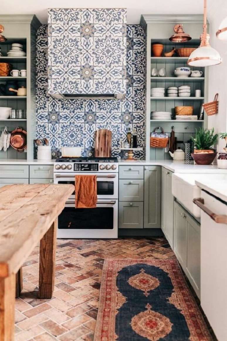 43. Adesivo para cozinha vintage em tons de azul &ndash; Foto The White Buffalo Styling
