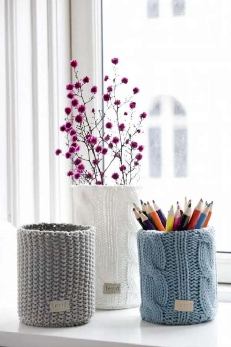 30. Ideias para o dia das m&atilde;es: latas decoradas com croch&ecirc;. Fonte: Pinterest