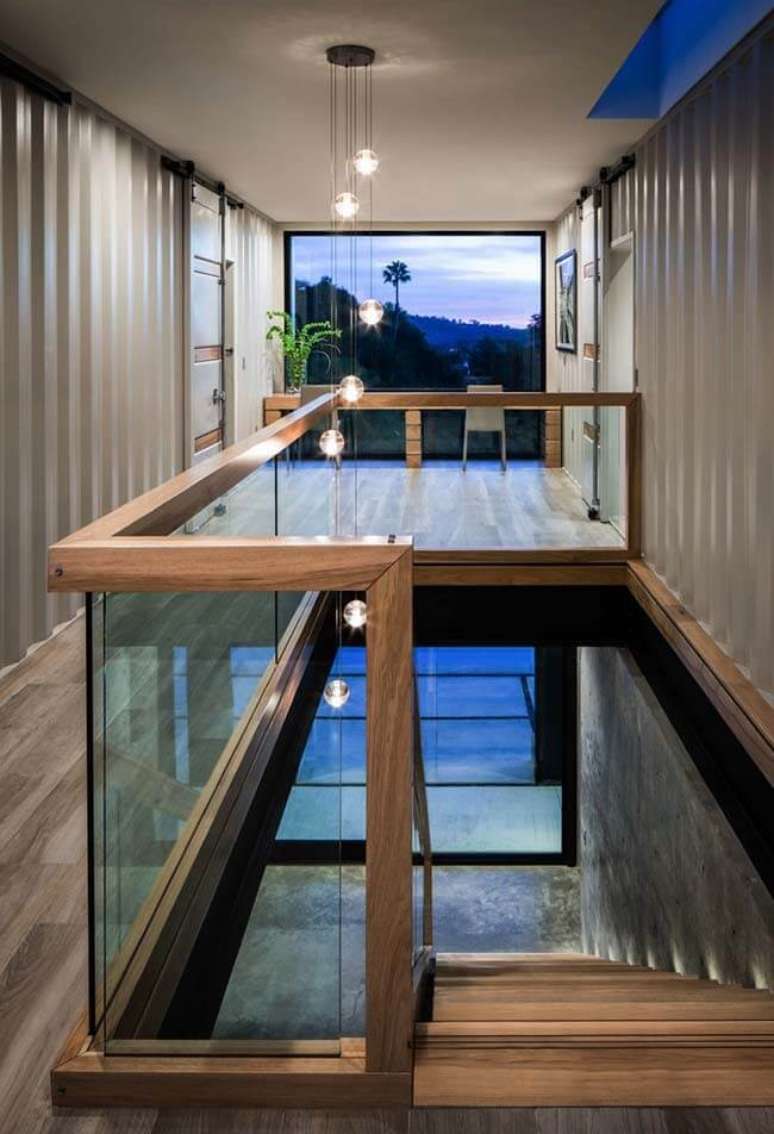 2. Casas de container por dentro: lustre sofisticado se estaca na decora&ccedil;&atilde;o da escada. Fonte: Ideias Decor