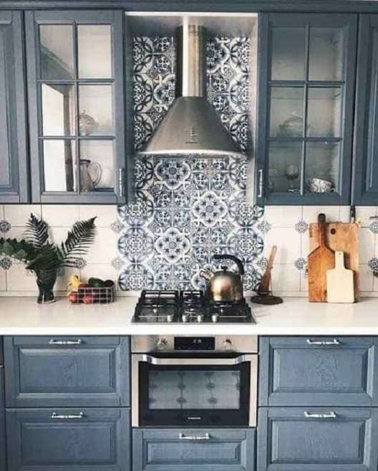 15. Adesivo para cozinha azul na parte do fogão – Foto Society19