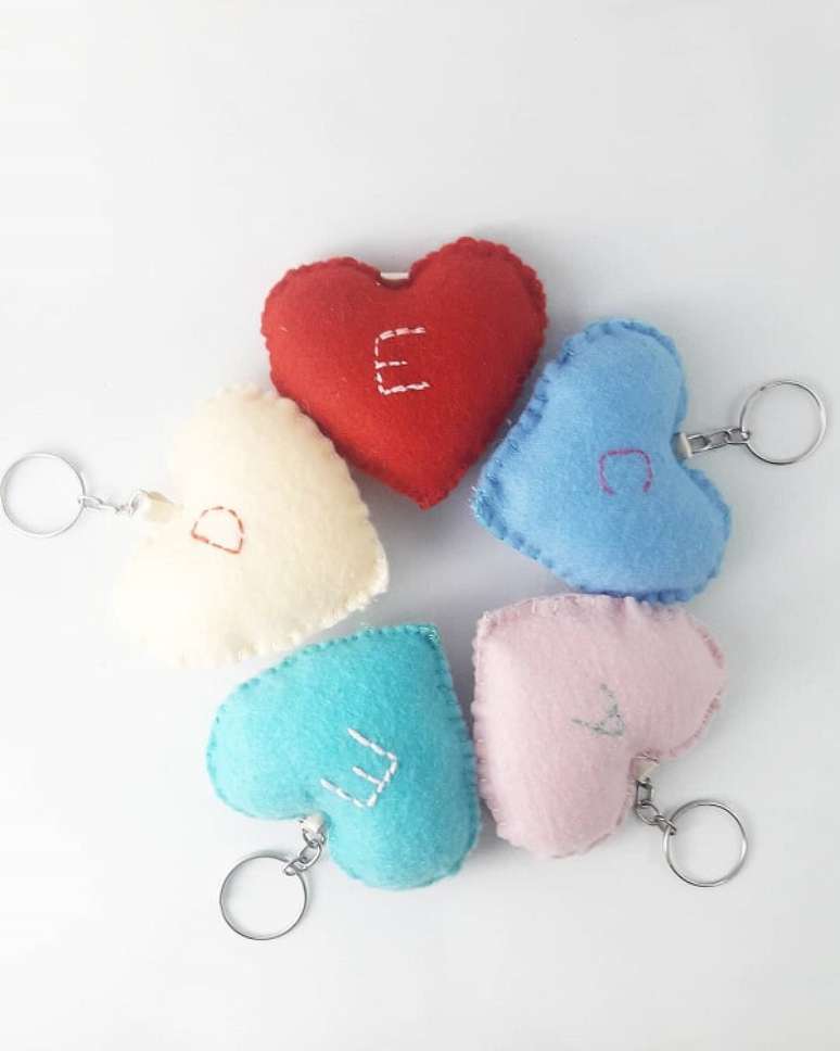 65. Ideias para o dia das m&atilde;es: chaveiros de feltro com as iniciais das mam&atilde;es. Fonte: Nyartes e Mimo