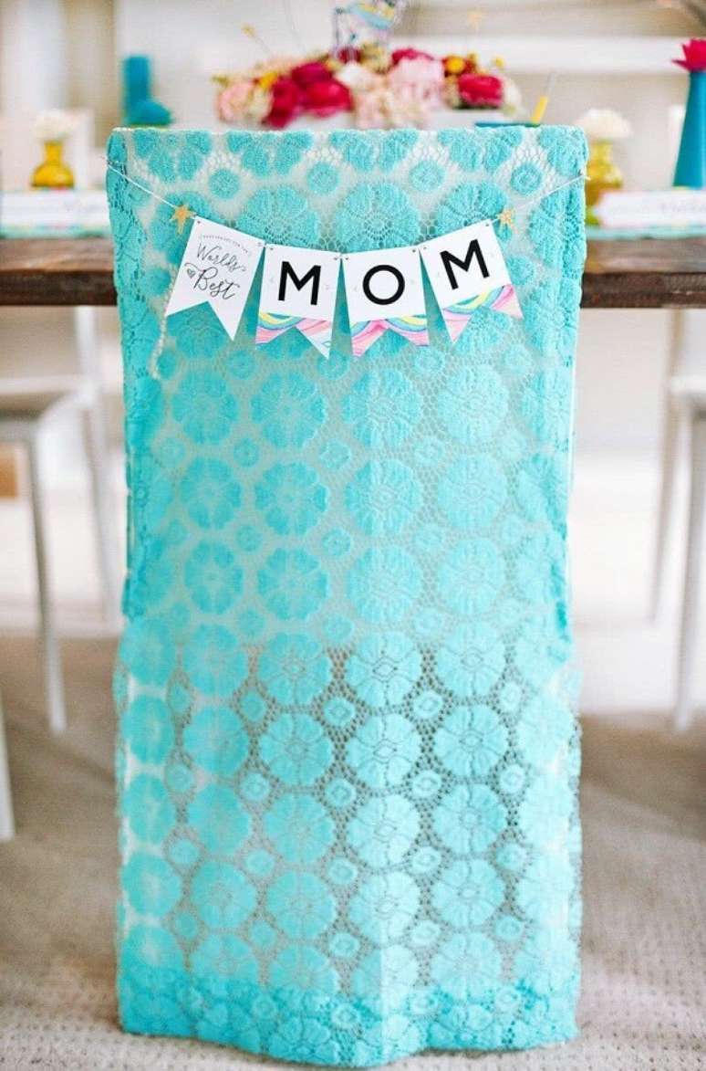 43. Ideias para o dia das m&atilde;es: a cadeira tamb&eacute;m pode receber uma decora&ccedil;&atilde;o especial. Fonte: Decor F&aacute;cil