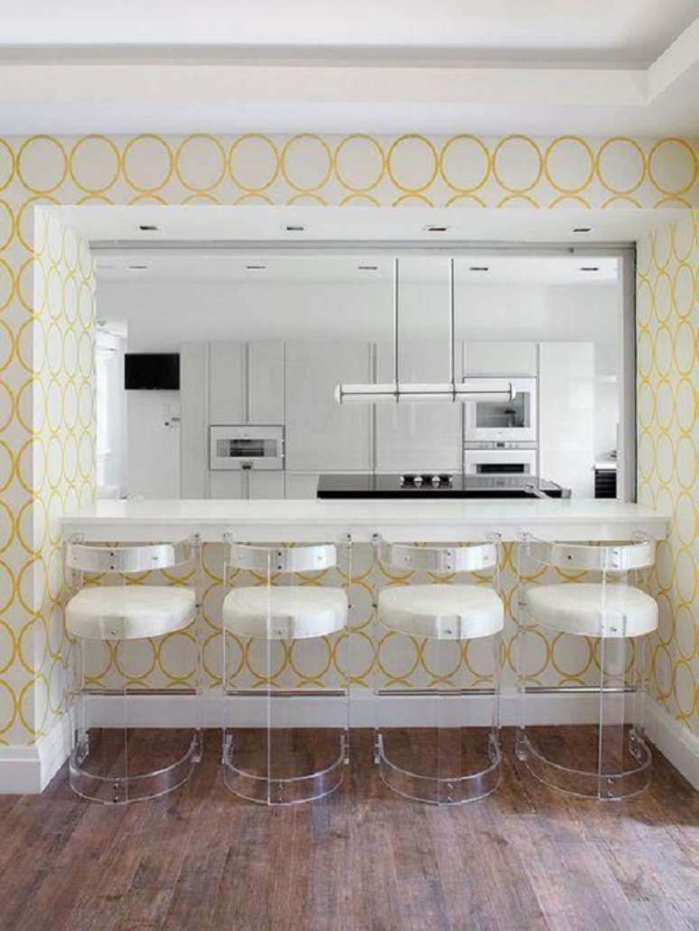55. Papel de parede para cozinha na parede da bancada – Foto Morris and Woodhouse Interiors