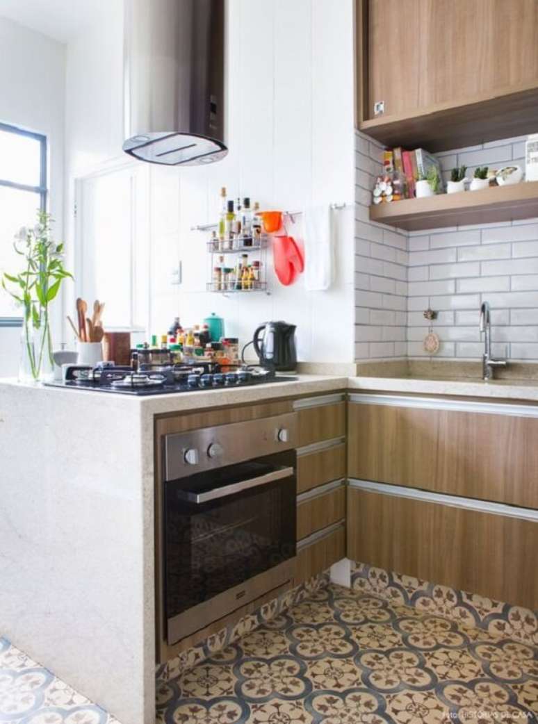 24. Adesivo para cozinha de tijolinho branco com armários de madeira planejados – Foto Histórias de Casa