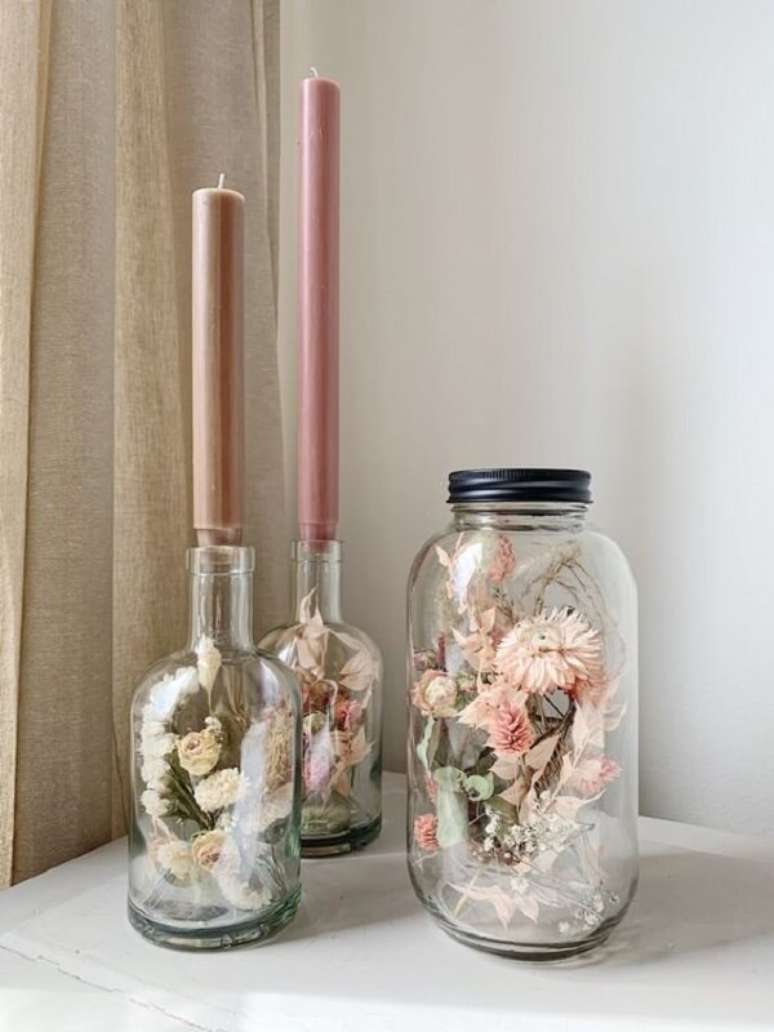 12. Velas e flores formam uma combina&ccedil;&atilde;o perfeita. Fonte: DE BEER Bloemen en Styling