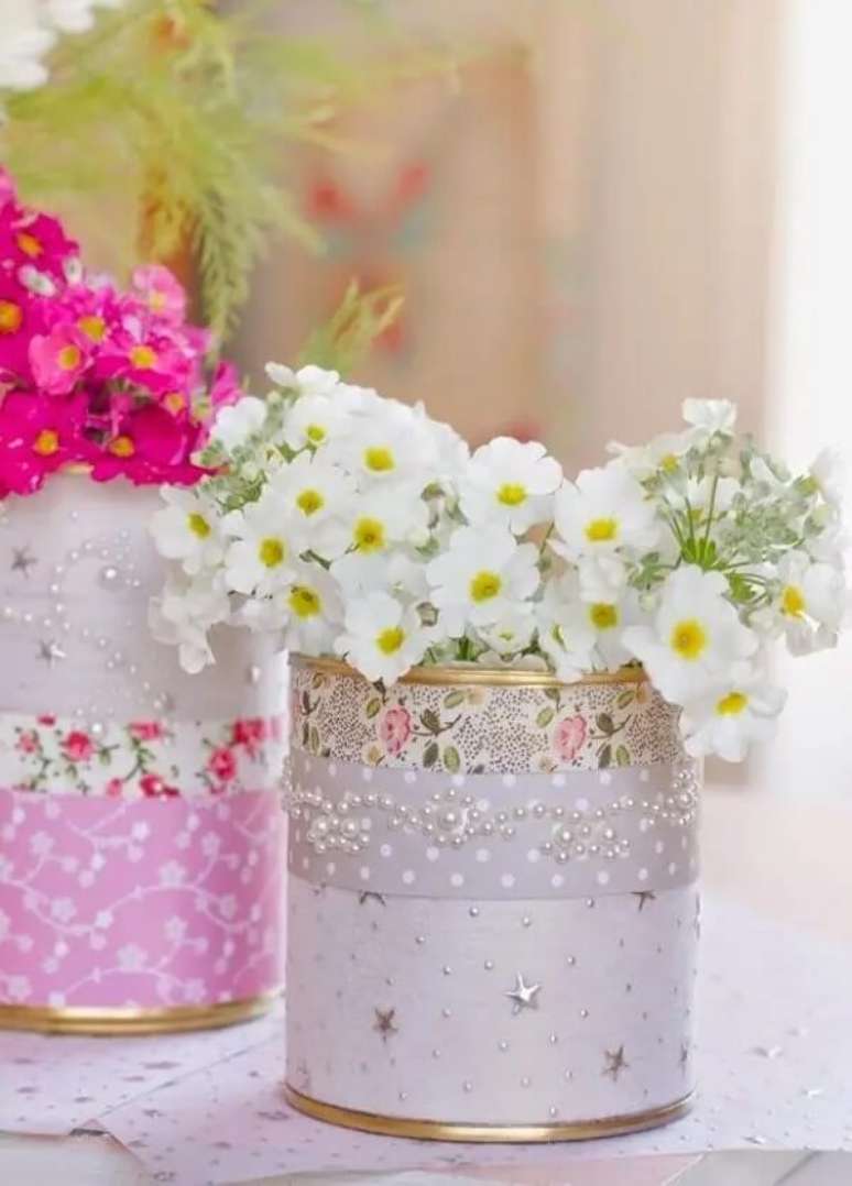 28. Ideias para o dia das m&atilde;es latas decoradas com flores. Fonte: Pinterest