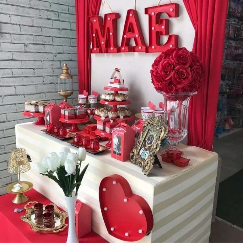 74. Decora&ccedil;&atilde;o dia das m&atilde;es: aposte na cor vermelha para compor a mesa do bolo. Fonte: Pettit Mix