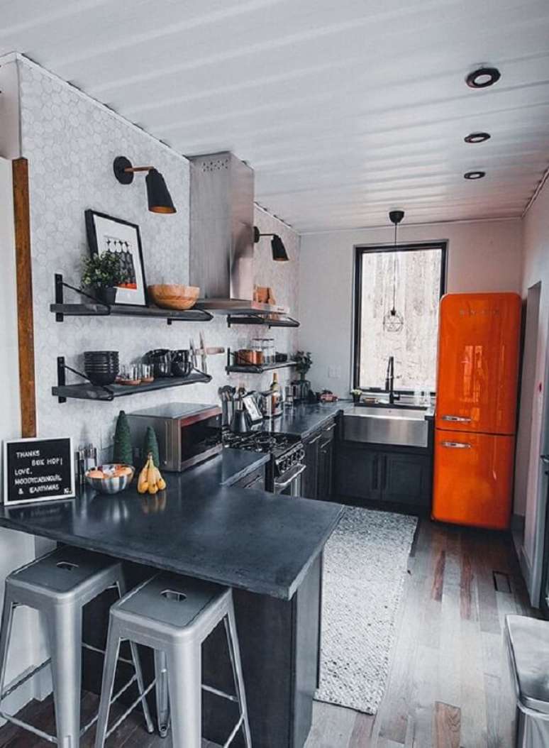 8. Casas de container por dentro: a geladeira retro colorida traz vida ao d&eacute;cor. Fonte: Arkpad