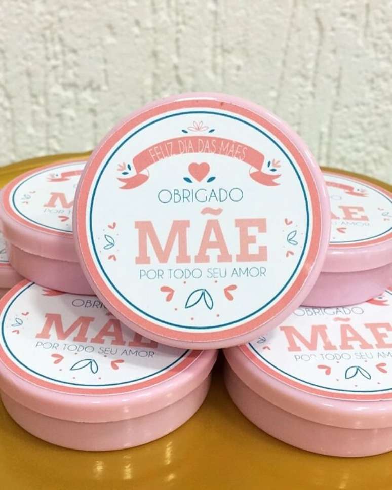 50. Ideias de lembrancinhas para o dia das m&atilde;es: latinhas personalizadas com frases. Fonte: Face e Festa