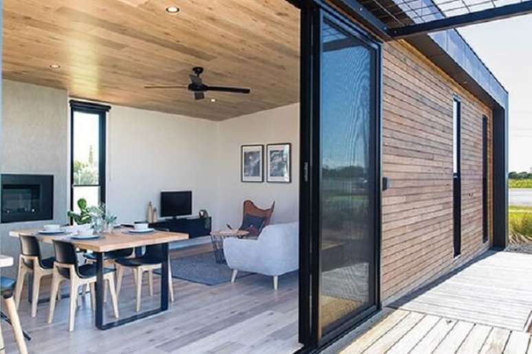 4. Casas de container por dentro: porta de correr de vidro favorece a ventila&ccedil;&atilde;o no ambiente. Fonte: Arkapad