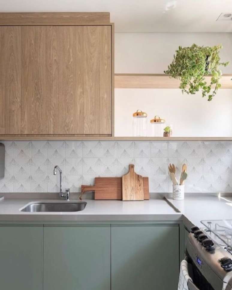42. Adesivo para cozinha verde paste com armários de madeira – Foto Flavia Theo