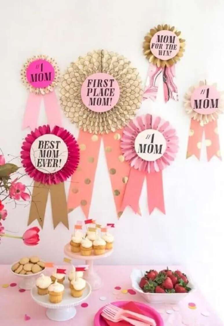 55. Ideias de decora&ccedil;&atilde;o para o dia das m&atilde;es: fixe na parede frases divertidas. Fonte: A Minha Festinha