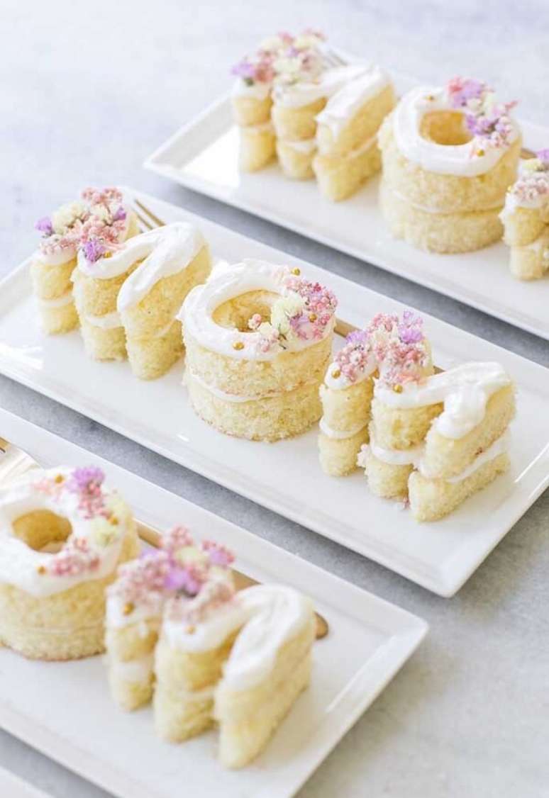 39. Ideias para o dia das m&atilde;es: bolo em formato de letras &eacute; pura del&iacute;cia. Fonte: Decor F&aacute;cil