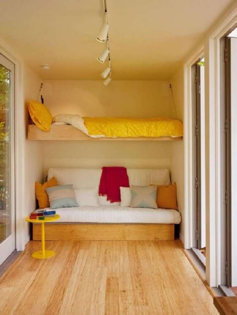 14. Casas de container por dentro: a lumin&aacute;ria trilho auxiliam na ilumina&ccedil;&atilde;o do projeto. Fonte: Arkpad