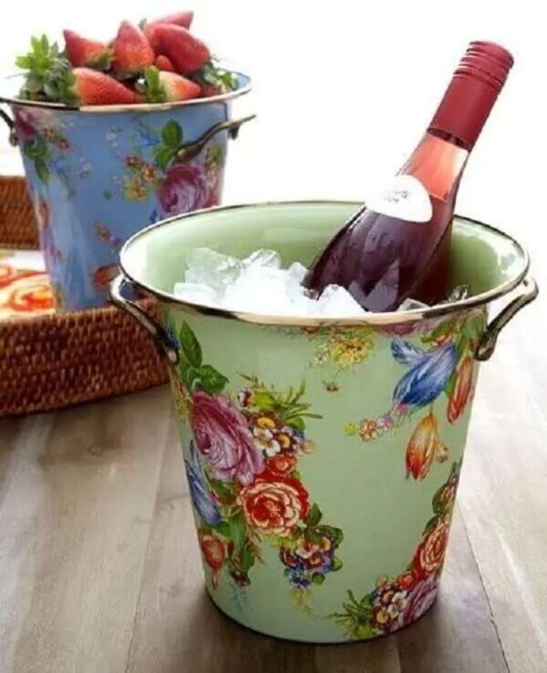 32. Ideias para o dia das m&atilde;es: decoupage aplicada a suporte de bebidas. Fonte: Casa da Cris