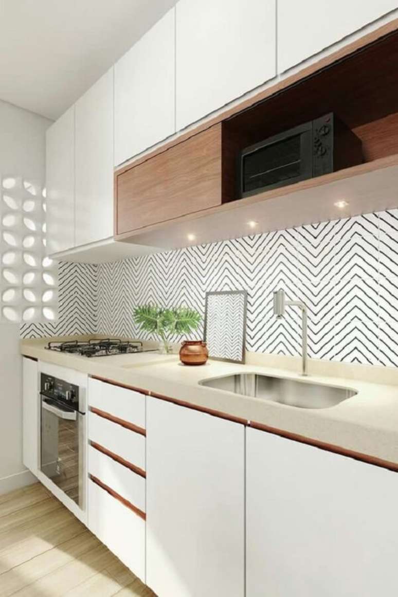 45. Cozinha branca com adesivo para parede – Foto