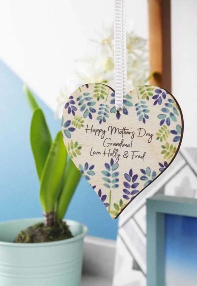 69. Ideias para o dia das m&atilde;es: feito de madeira. Fonte: Decor F&aacute;cil