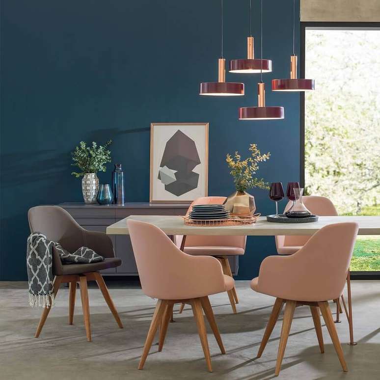 7. O contraste suave do rosa com o azul &eacute; arrematado pelos detalhes em ros&eacute;-gold, criando uma atmosfera s&oacute;bria e delicada ao mesmo tempo &ndash; Foto: Tok&Stok