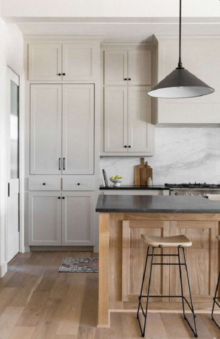 36. Adesivo para cozinha marmorizado com móveis planejados – Foto Mongar Torggler