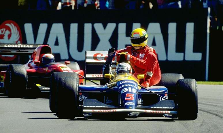 Nigel Mansell dá carona a Ayrton Senna 