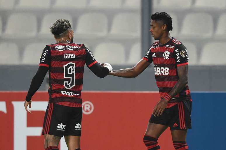 Sem jogar bem, Flamengo estreia com vitória sobre o Sporting Cristal