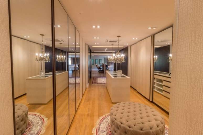 28. Ideias de closet com portas de espelho &ndash; Foto C2HA Arquitetos