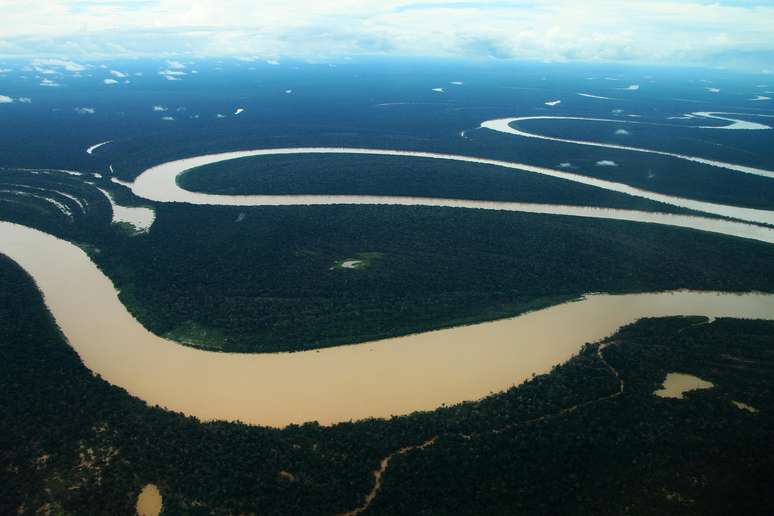 Vista aérea do Rio Purus em meio a floresta amazônica, próximo a cidade de Lábrea (AM) - 27/02/2021