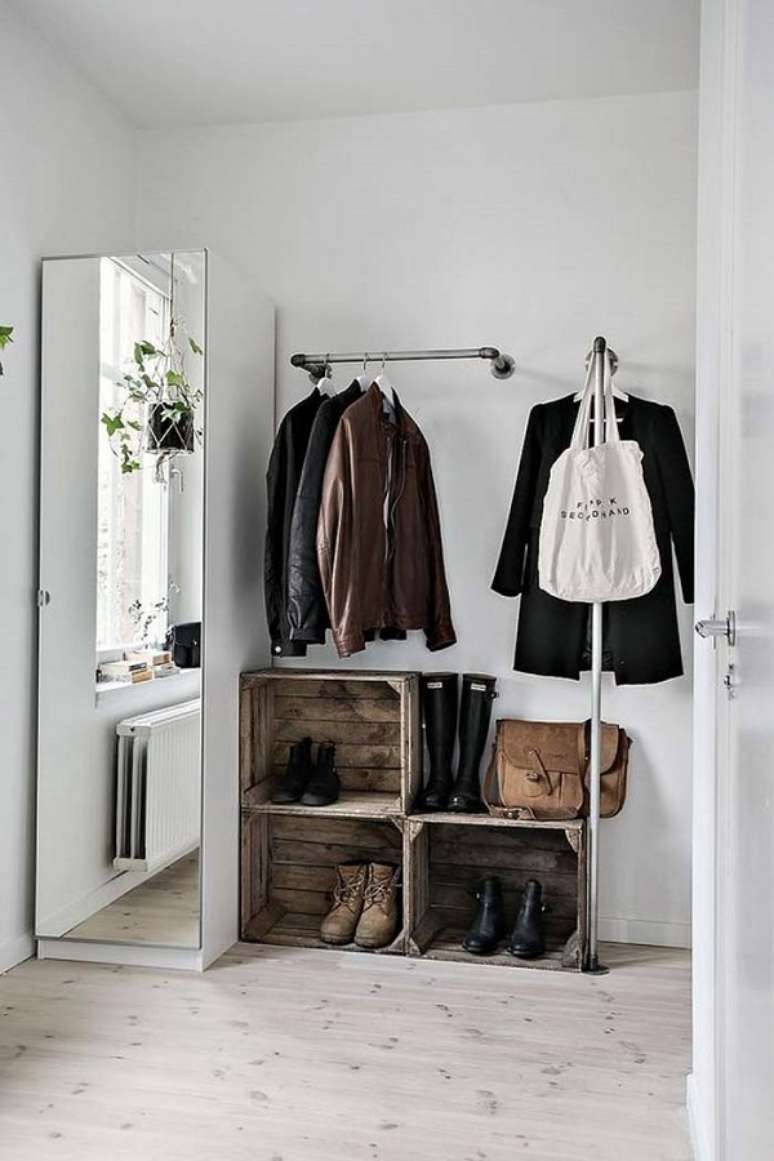 58. Quarto com ideias de closet pequeno e porta de espelho – Foto Decor Facil