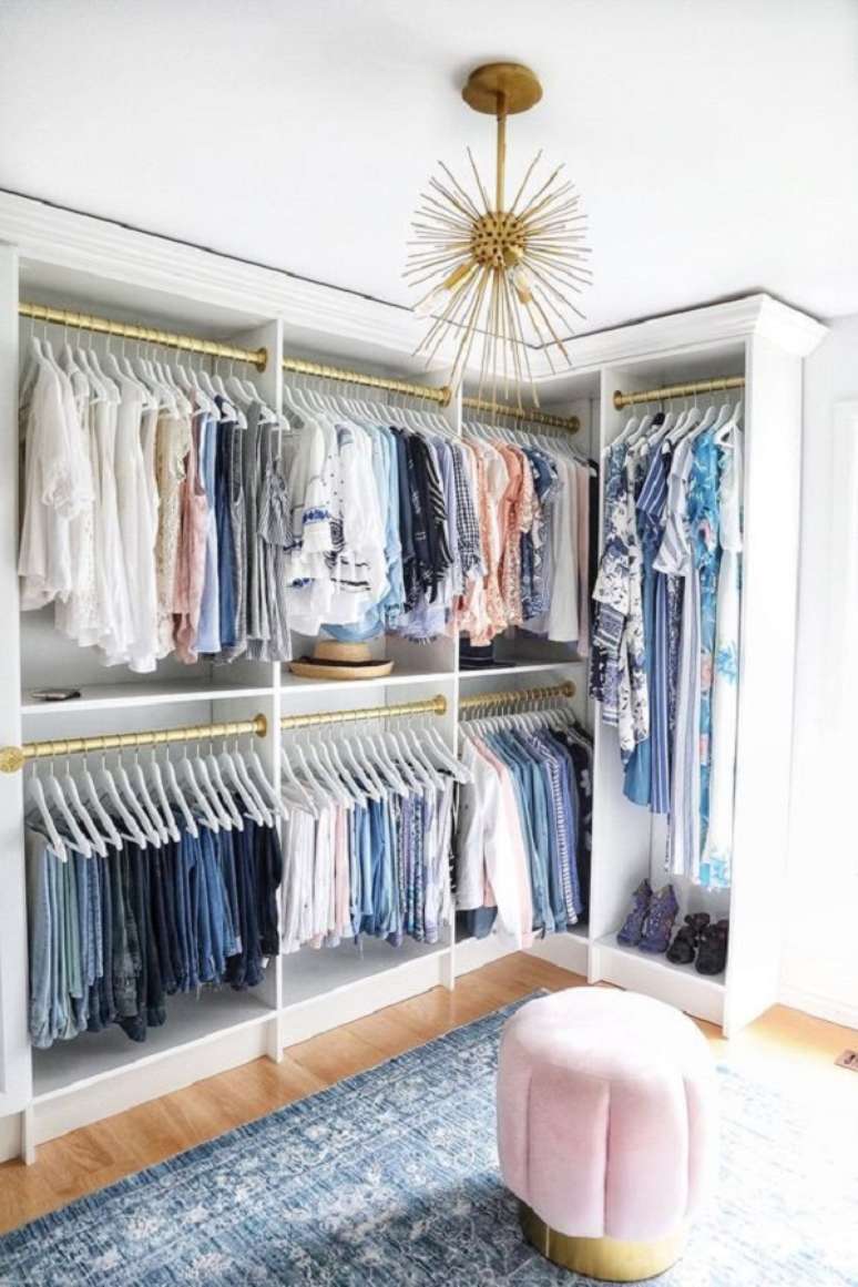 31. Ideias de closet em L para quarto planejado – Foto Fashion Bubbles