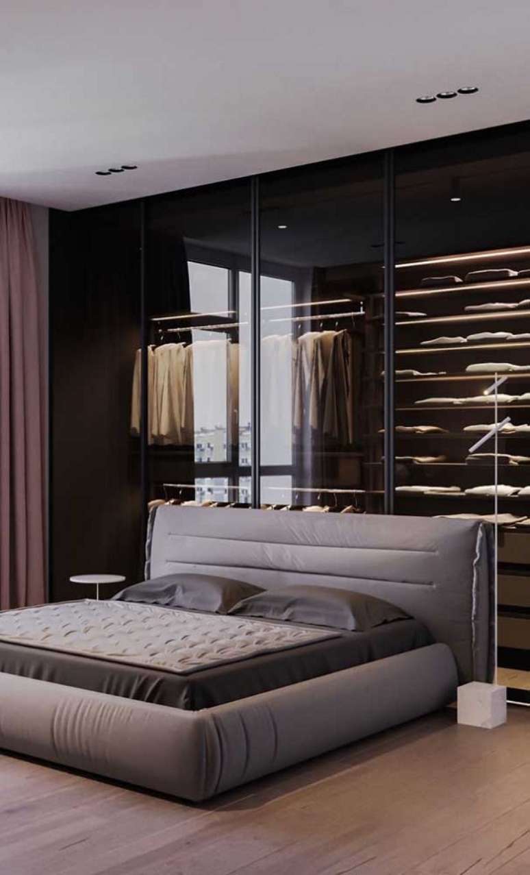 3. Quarto de casal com closet atrás da cama e cabeceira cinza – Foto Decor Facil