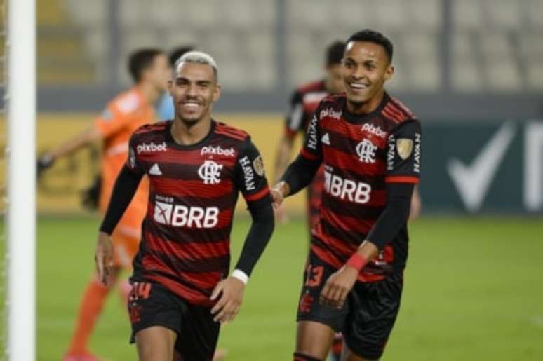 Matheuzinho e Lázaro, garçom para o gol do ala rubro-negro em Lima (Foto: Marcelo Cortes/Flamengo)