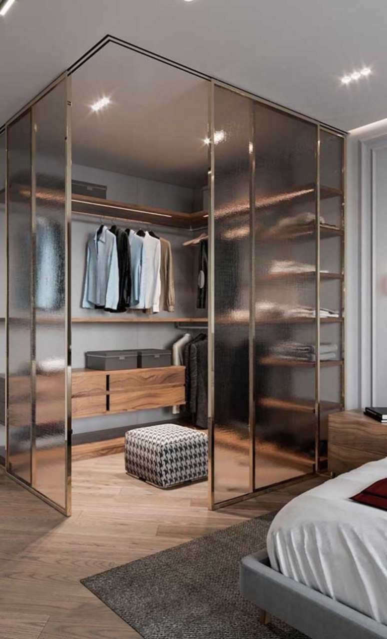 60. Quarto com ideias de closet separado com portas de vidro de correr – Foto Decor Facil