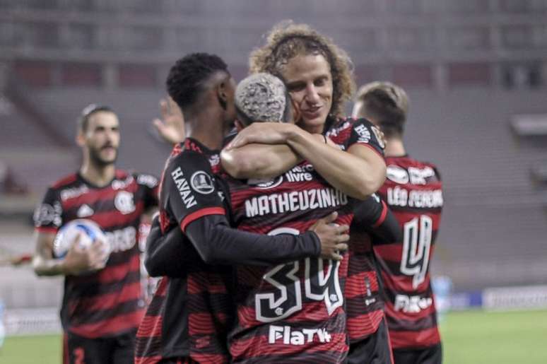 David Luiz abraça Matheuzinho no gol do jovem pela Libertadores (Foto: Foto: Marcelo Cortes / Flamengo)
