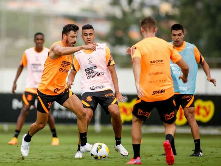 Giuliano, Victor Cantillo, Roni durante treino do Timão (Foto: Rodrigo Coca/Agência Corinthians )