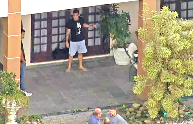 Gabriel recebe agentes da Polícia Civil em sua casa na Barra da Tijuca (RJ)