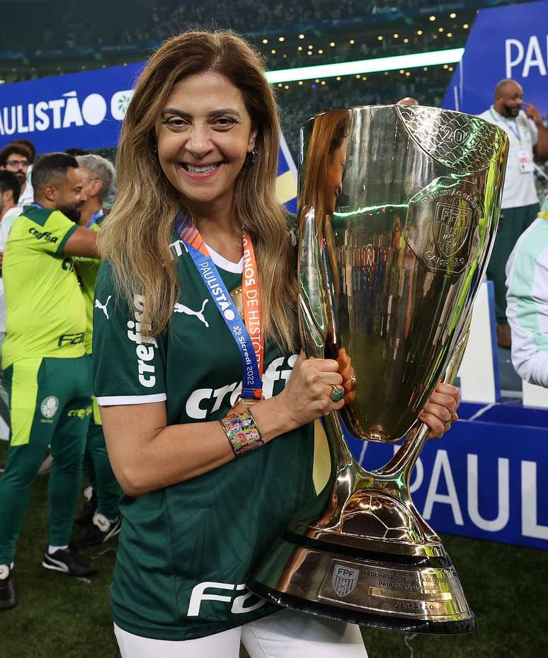 Primeira mulher presidente do Palmeiras e primeira mulher a erguer a taça do Paulistão, Leila Pereira escreve seu nome da história do futebol