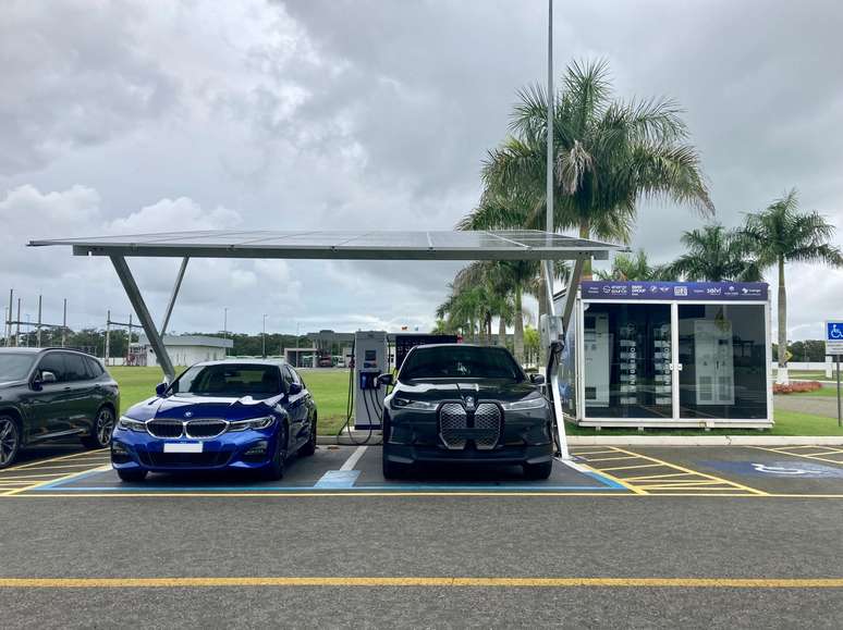 Estação de recarga rápida da BMW utiliza baterias usadas do BMW i3 e energia solar