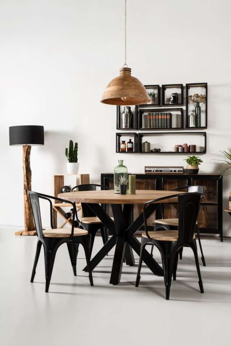 25. Decoração com base para mesa de jantar preta e tampo madeira – Foto Henkschram