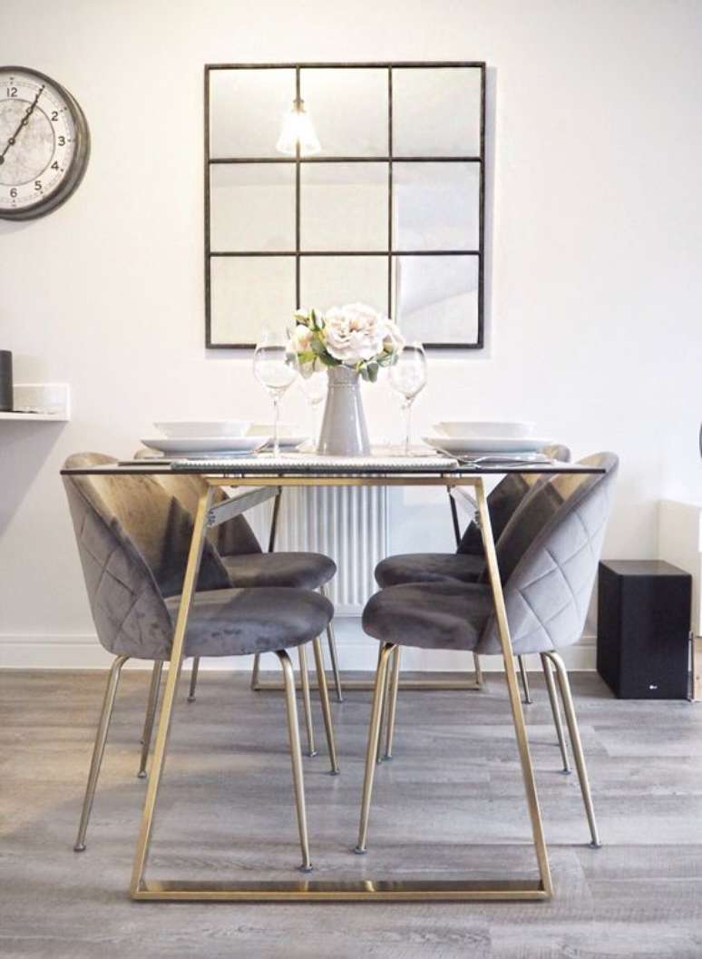 4. Base para mesa de jantar dourada com tampo de vidro e cadeiras cinza – Foto Bike Café