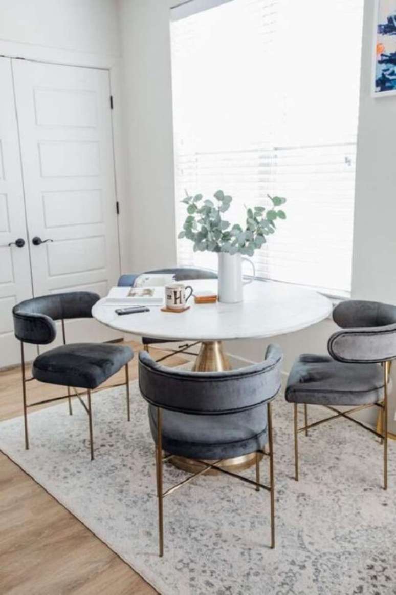 40. Base para mesa de jantar dourada com cadeiras cinza – Foto FameDecor