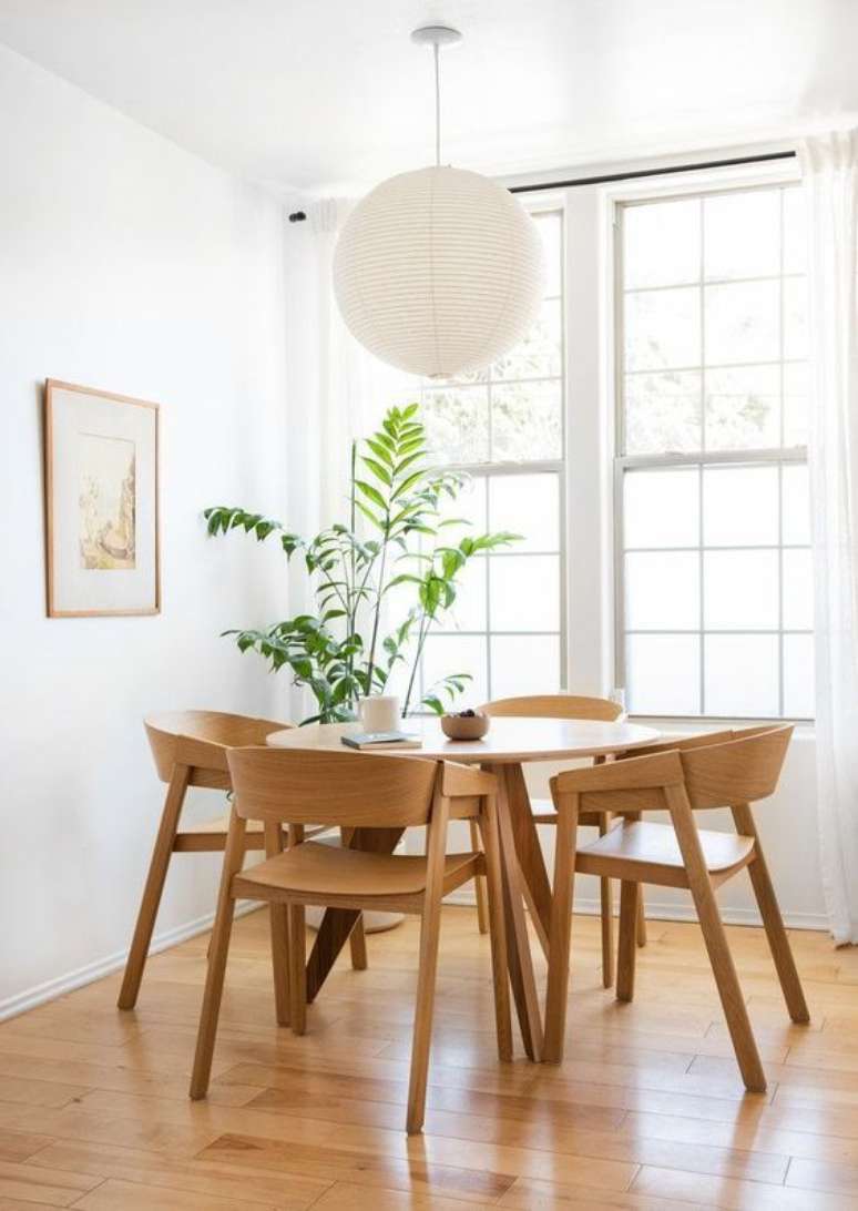 45. Base para mesa de jantar de madeira com pés de palito e cadeiras de madeira Foto Domino