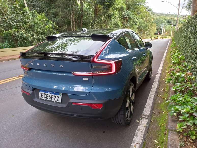 Volvo C40: um SUV cupê elétrico com design ousado.